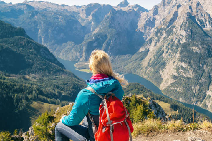 Wanderin mit Panoramablick auf die Bayerischen Alpen
