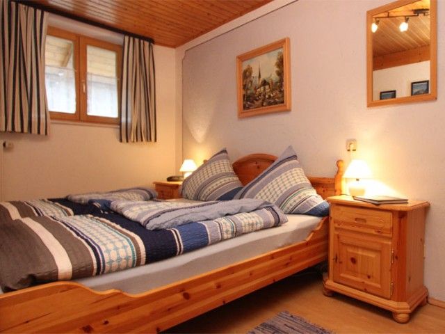 Schlafzimmer mit Doppelbett  Teisenbergblick